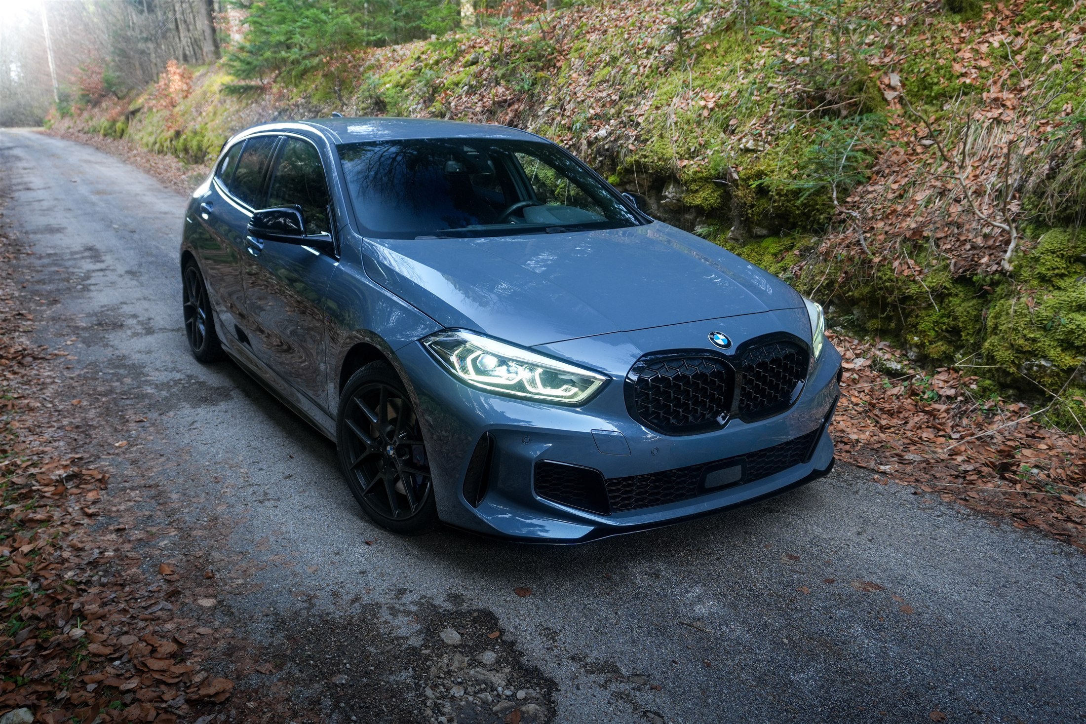 BMW M135i — route forestière
